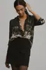 Camisa feminina de manga longa com gola, estampada, transfronteiriça europeia e americana, caimento solto, modeladora, estampa floral, blusa casual drapeada para férias