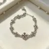 Pulsera Colgante de Moda Retro con Incrustaciones de Pedrería Parche Cruzado Personalizado Accesorios de Collar Versátiles de Alta Gama