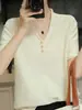 Moderna camiseta de punto de manga corta para mujer, color liso, cuello en V rizado, tres botones, elegante, de manga corta, adelgazante para el trabajo, algodón nuevo