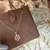 Collar de Flor de Diamante Rojo de Lujo Ligero para Mujer, Diseño de Nicho, Elegante Cadena para Clavícula, Joyería de Cadena para el Cuello de Moda Versátil de Gama Alta