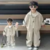 Conjunto deportivo de punto para niños para primavera y otoño, nuevo estilo de otoño 2026, conjunto fresco y elegante de dos piezas con cárdigan para niños pequeños