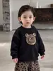 Conjunto de Moletom com Calça para Meninos Outono e Inverno Novo Estilo Menininho Calça de Moletom Estampada de Leopardo Estilo Coreano Conjunto de Duas Peças Top Elegante com Gola Redonda Infantil