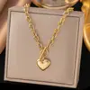 [Collar + Pulsera] Estilo Francés Ins de Lujo Accesible Cadena para Clavícula de Corazón Estilo Dulce Collar de Acero de Titanio con Borla de Corazón de Melocotón para Mujer