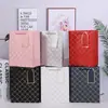 Nueva Bolsa de Regalo con Textura Estampada en Caliente Comercio Exterior Transfronterizo Más Vendido Bolsa de Papel Diseño Diagonal Clásico Bolso al por Mayor