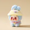 Lindo Conejo de Peluche con Forma de Frijol Sentado y Usando Sombrero Adorno Mini de Escritorio de Moda Caja Ciega Bolsita Ciega Accesorios Venta al por Mayor