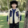 Jaqueta Infantil Outono 2026 Novo Estilo Streetwear Tendência Menino Pequeno Corta-vento com Capuz Roupas Infantis Estilo Primavera e Outono Tendência