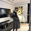Saia de lã versátil casual da moda estilo coreano para mulheres, cintura alta, modeladora, padrão espinha de peixe, saia midi com fenda para outono e primavera
