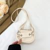 Bolso pequeño distintivo para mujer, nuevo bolso de hombro informal de moda de primavera 2024, estilo occidental, tipo sillín.