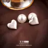 Pendientes de Botón Geométricos Cepillados de Moda Europea y Americana de Aguja Plateada Pendientes Elegantes de Nicho de Gama Alta Pendientes de Estilo Minimalista Único de Lujo Ligero