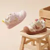 Zapatos para caminar para bebé con suelas blandas 2026 primavera y otoño zapatos de estabilidad para niño pequeño antideslizantes unisex para bebé punta cerrada anti-colisión zapatos funcionales