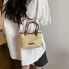 Bolso tejido de paja estilo playa de vacaciones de verano Bolso bandolera portátil 2025 Nuevo estilo Estilo occidental Nudo de cuerda Bolso cesta de verduras Bolso tejido