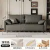 Sofá grande, negro y robusto con forma de bloque y diseño vintage, con una fila recta de asientos, configuración de dos plazas, textura similar al cuero, asiento profundo y diseño ergonómico, adecuado para una sala de estar