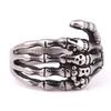 Moda europea y americana nueva personalidad estilo punk Halloween anillo de acero de titanio calavera mano de fantasma retro anillo de hombre al por mayor