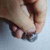 Anillo para Mujer Diseño de Nicho Flores Rayadas Chapado en Oro de 18K No se Desvanece Ins Anillo de Gama Alta para Mujer Acero de Titanio No se Desvanece