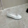 Versão em pele de ovelha~Sapatos baixos franceses de bico redondo com laço 2026 novo estilo sapatos rasos para mulheres, sapatos pretos de trabalho com sola macia