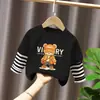 Camiseta de manga larga a rayas de algodón puro para niños, base holgada y versátil, look elegante de dos piezas para niños mayores, top moderno de primavera y otoño