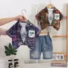 Conjunto de Ropa de Verano para Niños 2026 Nuevo Estilo Informal para Bebés Camisa a Cuadros de Manga Corta Pantalones Cortos Conjunto de Tres Piezas Moderno