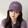 Gorra de Béisbol de Moda Versátil con Bordado de Letras, Nueva para Verano 2026, Transpirable y Amigable con la Piel, Visera para Viajes al Aire Libre y Uso Casual