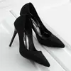 Novos Sapatos de Salto Agulha Elegantes e Versáteis para Trabalho, Outono 2025, Bico Fino, Camurça, Decote Baixo