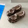 Sapatos Mary Jane de Pelúcia com Estampa de Leopardo Retrô para Mulheres, Coleção Outono/Inverno 2026, Antiderrapantes, Quentes, Fechamento com Velcro, Sapatos de Algodão Slip-On