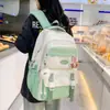 Mochila estilo universitário em color blocking branco leitoso e bordô para alunos do ensino fundamental e médio, com uma vibe artística de campus, adequada para aulas e passeios, com múltiplos compartimentos