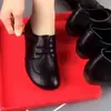 Zapatos de Moda de Cuero Suave Cómodos para Madres de Mediana Edad y Mayores 2026 Otoño Nuevos con Tira Cruzada Suela Plana Antideslizantes Resistentes al Desgaste