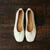 Nuevos zapatos planos de cuero suave estilo retro francés para mujer, zapatos de ballet, simples y versátiles, cómodos zapatos de punta poco profunda para abuela para mujer