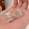 Brincos Europeus e Americanos Retrô com Flor Vazada de Design Requintado e de Alta Qualidade, Design de Nicho Estilo Coreano, Modernos e Versáteis