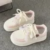Zapatillas blancas de suela gruesa de estilo popular nuevo para mujer 2026, zapatillas deportivas casuales lindas y versátiles