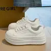 Outono 2026 Sapatos Baixos com Solado Grosso em Couro para Pessoas Baixas Aumentadores de Altura Versáteis Casuais Esportivos com Cadarço Sapatos Brancos Femininos