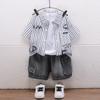 Lindo niño pequeño camisa de rayas verticales manga corta conjunto de tres piezas 2025 verano nuevo niños moda ropa coreana para niños al por mayor