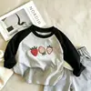 Camiseta de Algodón Puro para Niña, Estilo Caliente, Estampado de Tres Fresas de Dibujos Animados, Manga Larga, Versátil para Primavera y Otoño, Top de Algodón Puro ins