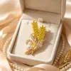 Broche luxuoso de pérola em forma de espiga de trigo dourada com diamantes, simbolizando abundância, adequado para ternos, casacos, cheongsams e como presente de negócios