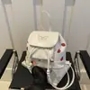 Mochila para Niña 2024 Nuevo Diseño de Moda Sentido de Nicho Mini Pequeña Ligera Estampada Linda Mochila de Compras