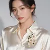 Nuevo Broche de Rama de Durazno de Aleación con Pedrería de Alta Gama y Moda, Lujo Ligero, Elegante y Versátil Pin de Accesorio de Broche para Ropa con Perla