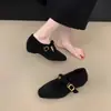 Sapatos Femininos Cinza Estilo Francês com Salto Grosso e Lã, Novo Modelo Outono e Inverno 2025, Sapatos Peludos de Festa, Sapatos de Algodão Quentes para o Dia a Dia