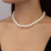 Collar y pendientes de perlas de imitación de venta caliente transfronteriza de dos piezas para mujer, traje de joyería combinable estilo retro Hepburn simple al por mayor