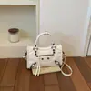 Bolso Cuadrado Pequeño de Hombro Único Estilo Motociclista con Remaches de Textura Coreana para Mujer 2026 Nuevo Verano Dulce Fresco Moderno Versátil de Mano Cruzado
