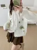 Casaco de tricô floral bordado vintage estilo francês, novo modelo outono e inverno 2026, cardigã de tricô estilo suave de gola redonda solto para mulheres