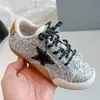 Tênis casuais infantis 2026 com estampa de estrelas, sola macia, antiderrapante, com lantejoulas, moderno, fashion, respirável, calçados esportivos para meninos e meninas
