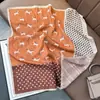 Novo Lenço Quadrado Pequeno Versátil de Veludo Imitação de Seda Estampado de 70cm com Toque de Alta Qualidade para Mulheres, Lado Duplo com Cores Diferentes, Lenço de Proteção para o Pescoço