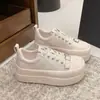 Tênis Brancos de Plataforma Versáteis com Solas Grossas para Aumento de Altura, Novo Estilo Primavera/Verão 2026 Feminino, Mocassins Casuais Esportivos com Biqueira Larga