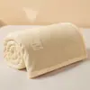 Manta de leche de invierno de forro polar, doble cara engrosada para abrigar, adecuada para otoño e invierno, manta pequeña de forro polar de coral para siestas en la oficina