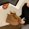 Botas de neve femininas com sola grossa, novo estilo inverno 2026, super estilosas, sapatos de algodão nordestinos, forradas com fleece para aquecer, botinhas estilo Birkenstock