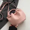 2025 Nueva Bolso Cesta de Verduras Portátil con Patrón de Lichi Simple Exquisito Versátil de Moda para Viajes Diarios Bandolera para Mujeres