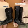 Botas de motocicleta pretas de salto grosso e perna reta, botas femininas longas para outono e inverno de 2025, emagrecedoras, que aumentam a altura, botas de montaria versáteis
