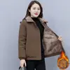 Abrigo de algodón para mujer, con forro polar, engrosado, con cremallera y botones, talla grande de invierno, solapa mullida, versátil y moderno, estilo transfronterizo