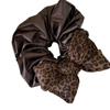 Clip de garra de triángulo de garra de triángulo de parche de estampado de leopardo de PU de nicho retro de lujo ligero liga de pelo de intestino grueso clip para recogido en la parte posterior de la cabeza cuerda para el pelo accesorios para el cabello