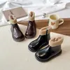 Botas de Cuero para Niñas Forradas de Felpa Caliente Nuevo Estilo Invierno 2025 Botines Cortos de Bebé Niños Botas de Algodón de Suela Suave Venta al por Mayor