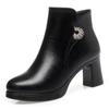 Botas de mãe femininas plus size com forro de lã e salto grosso, zíper lateral estável, elegantes, strass, couro macio, botas de meia-idade